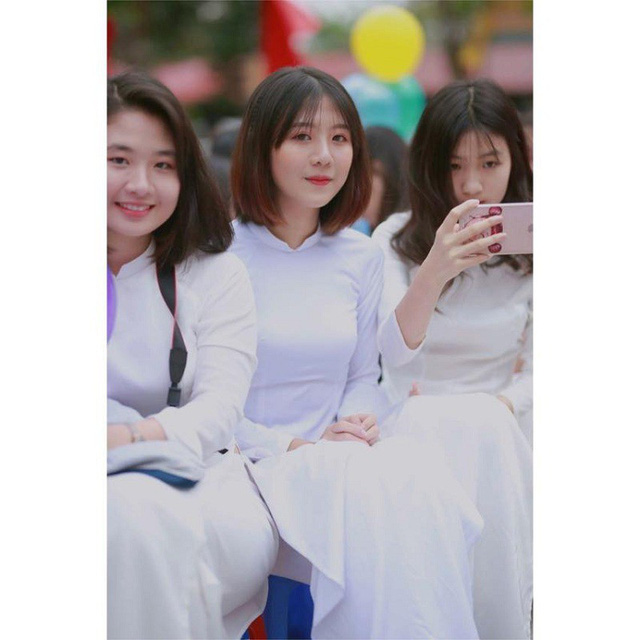 Nữ sinh bất ngờ nổi tiếng chỉ bởi cách uống trà sữa có một không hai Nữ sinh bất ngờ nổi tiếng chỉ bởi cách uống trà sữa có một không hai